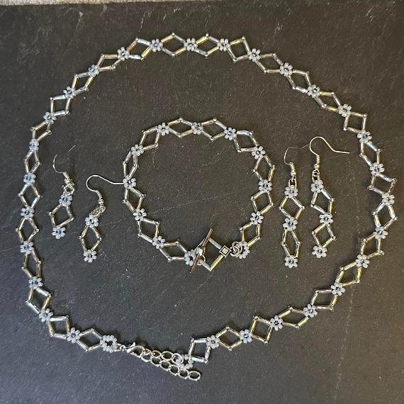 A beaded jewellery set.