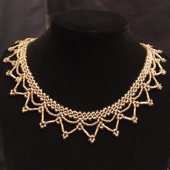 A delicate-looking gold lace necklace pattern that is ideal for parties or for every day.