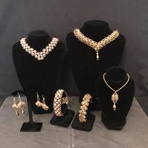 Lady Victoria necklace set. Beautiful gold jewellery yet a terrible photo.